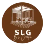 Logo SLG Bois Création : pergola moderne blanche avec table et chaises sur plancher en bois, sur fond brun.