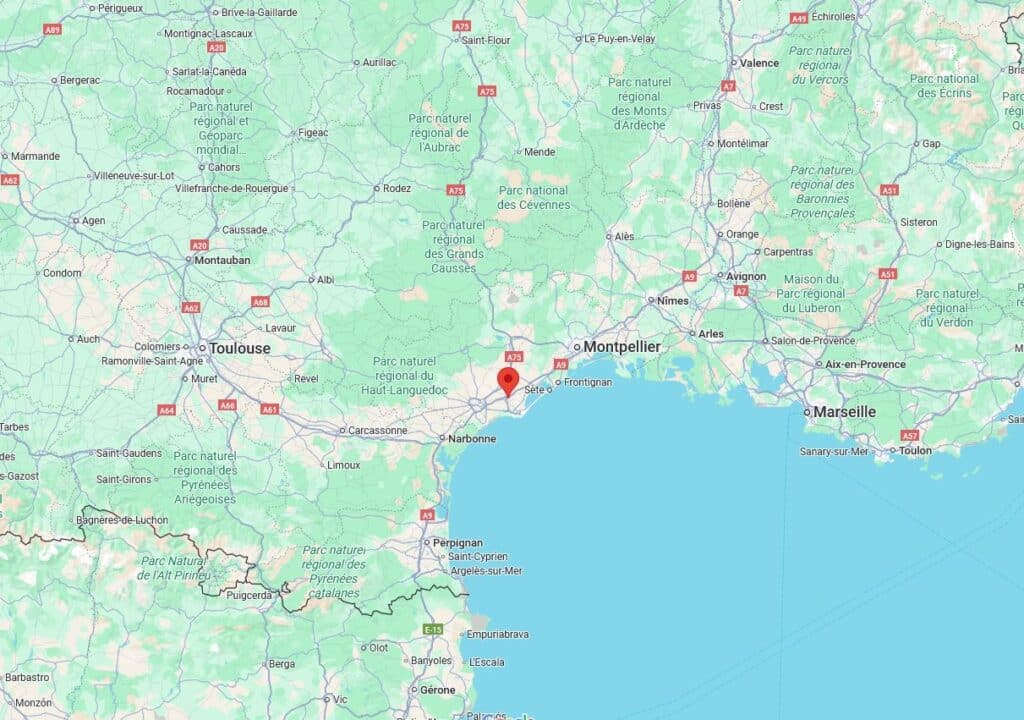 Carte du sud de la France: Toulouse, Montpellier, Marseille, Perpignan. Marqueur rouge près de Sète, côte méditerranéenne, avec parcs naturels et autoroutes.
