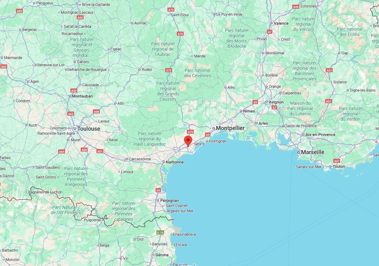 Carte du sud de la France: Toulouse, Montpellier, Marseille, Perpignan. Marqueur rouge près de Sète, côte méditerranéenne, avec parcs naturels et autoroutes.
