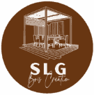 Logo SLG Bois Création: pergola moderne avec toit à lames, deck et mobilier de jardin. Design élégant marron et blanc.