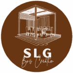 Logo SLG Bois Création: pergola moderne avec toit à lames, deck et mobilier de jardin. Design élégant marron et blanc.